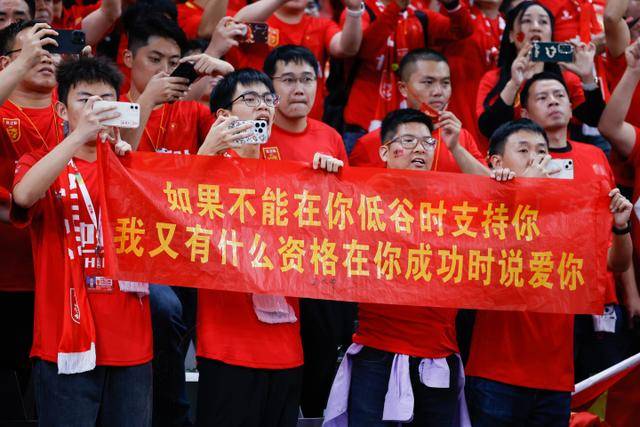 梅西暖心感谢球迷的巨幅壁画：真是太棒了，给你们大大的拥抱